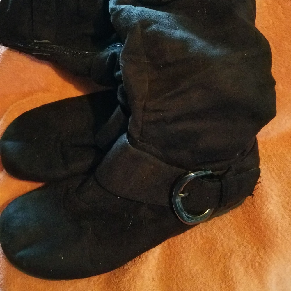 Used black boots flats